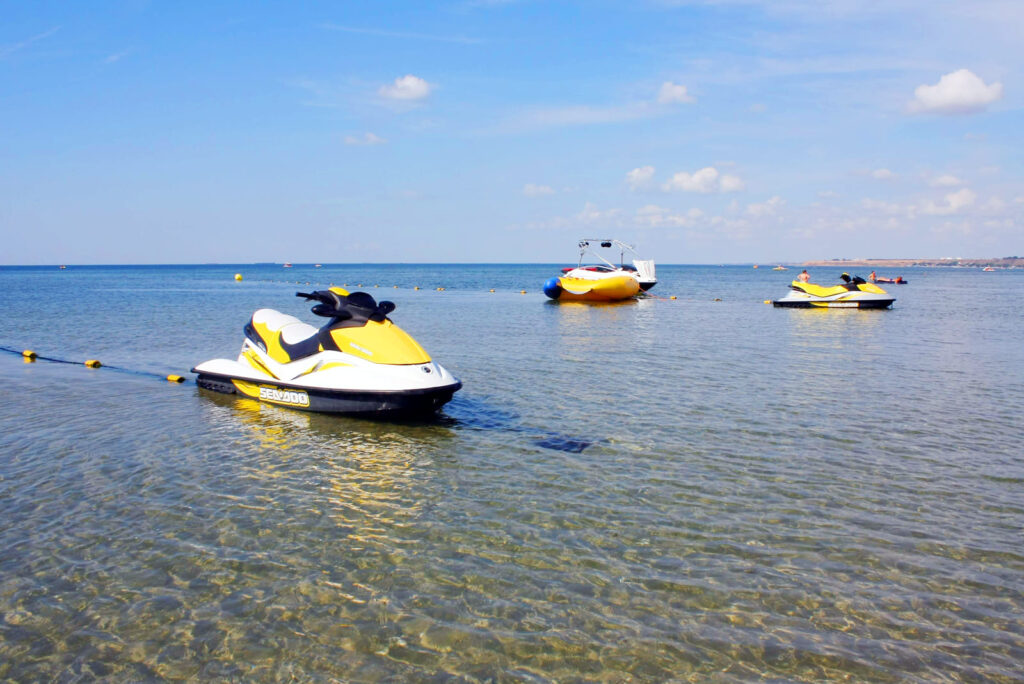 Водные мотоциклы на море в Коблево