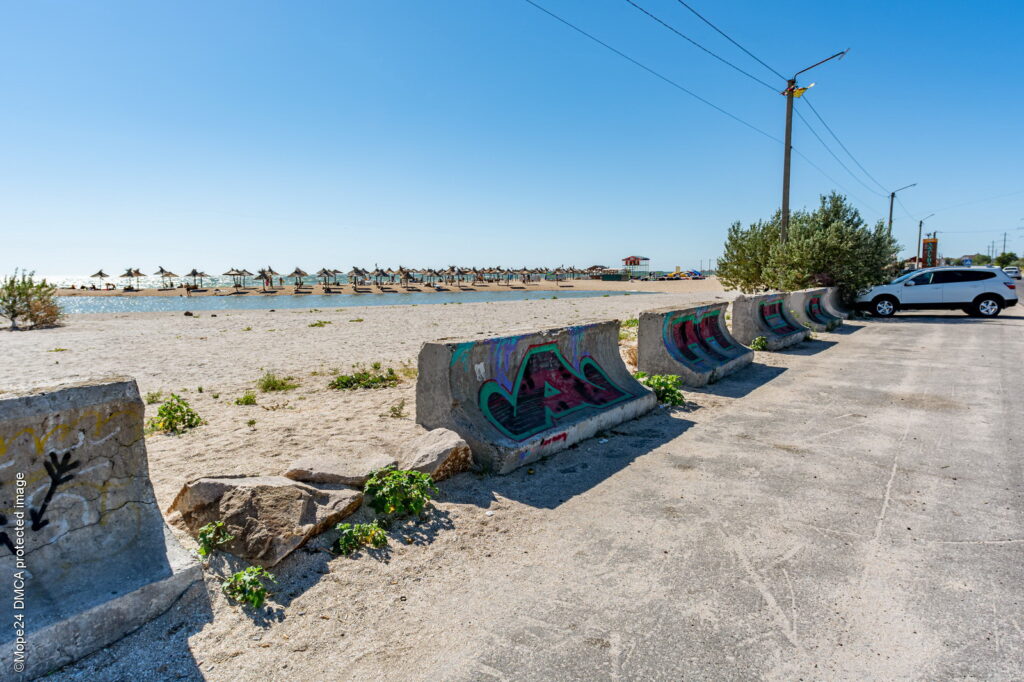 Парковка возле пляжа на Бердянской косе