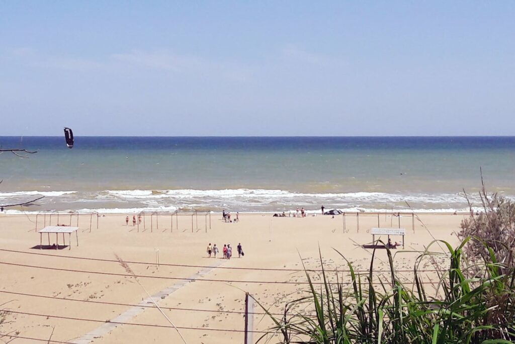 Панорама пляжа и моря в Каролино-Бугазе